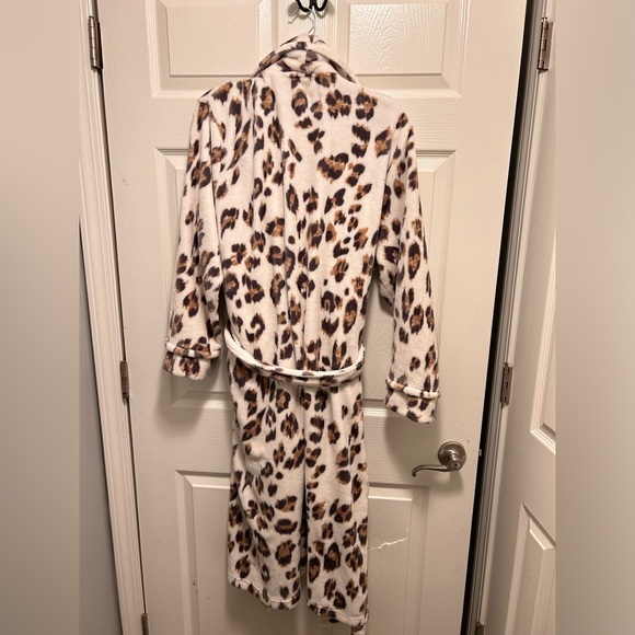 Leopard Robe - Picture 3 of 3